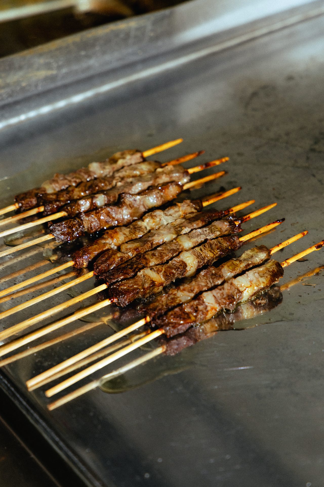 Spiedini di carne alla griglia alla Bislunga, sull'Idroscalo